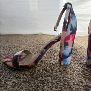 Dream Pairs 7 1/2 - Floral Women's Heels